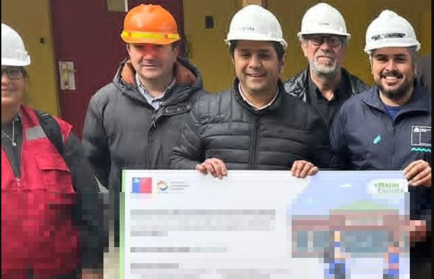 Visita municipal durante las obras de mejoramiento térmico de la Escuela de Pailimo
